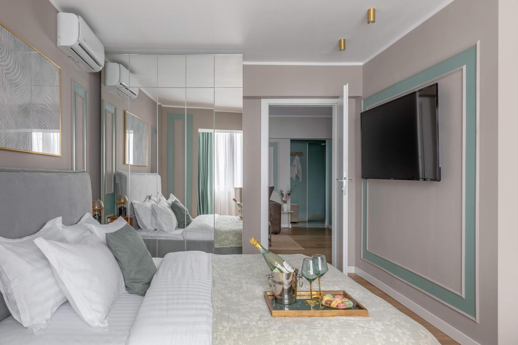 Holt - Sublime Minty Green 1Br On The Park ブカレスト エクステリア 写真